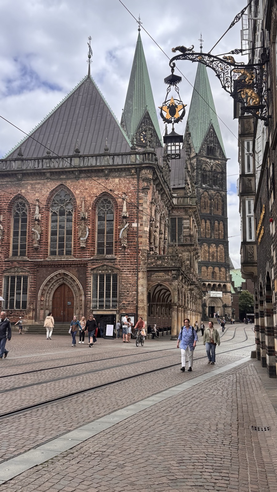 Bremen Marktplatz with the Rathaus and the twin spires of St. Petri Dom