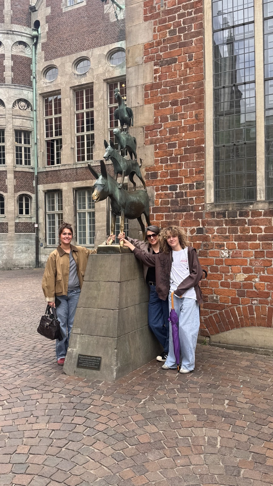 Natalia, Phima and Luca at the Bremen Town Musicians statue