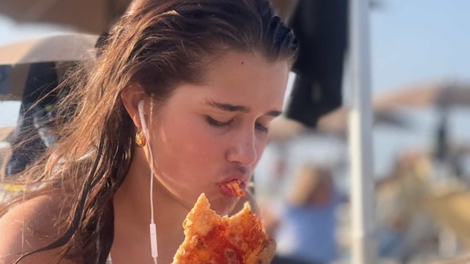 Phima and a slice of pizza on the beach