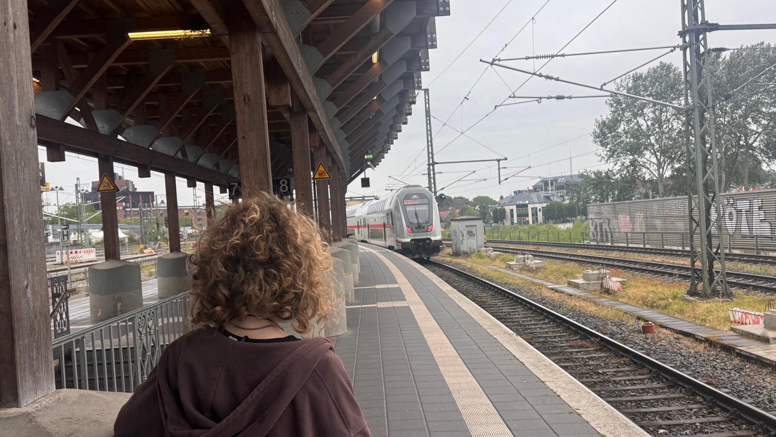 Watching an Intercity pull in under the wooden platform canopy of Oldenburg Hbf